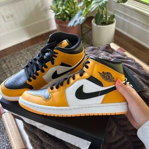 Air Jordan 1 Mid Taxi